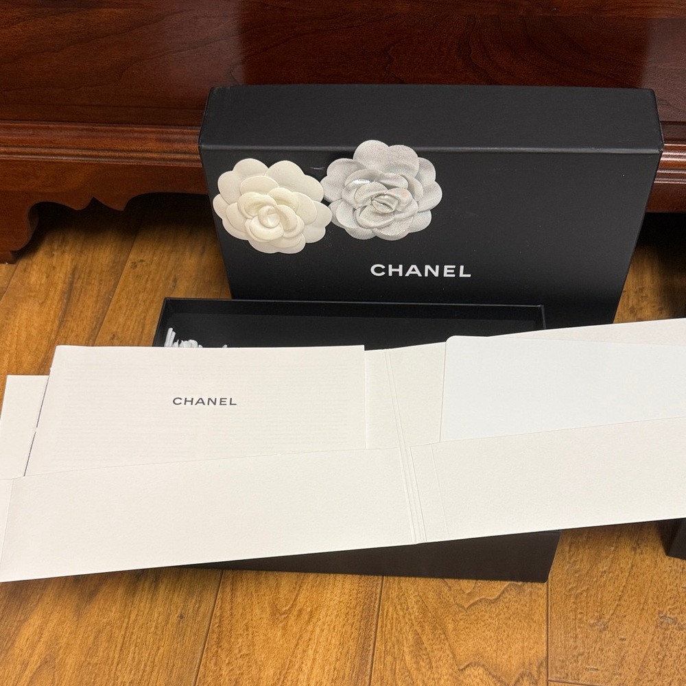 CHANEL Black Gift Box Set with White Camellias - Picture 4 of 6